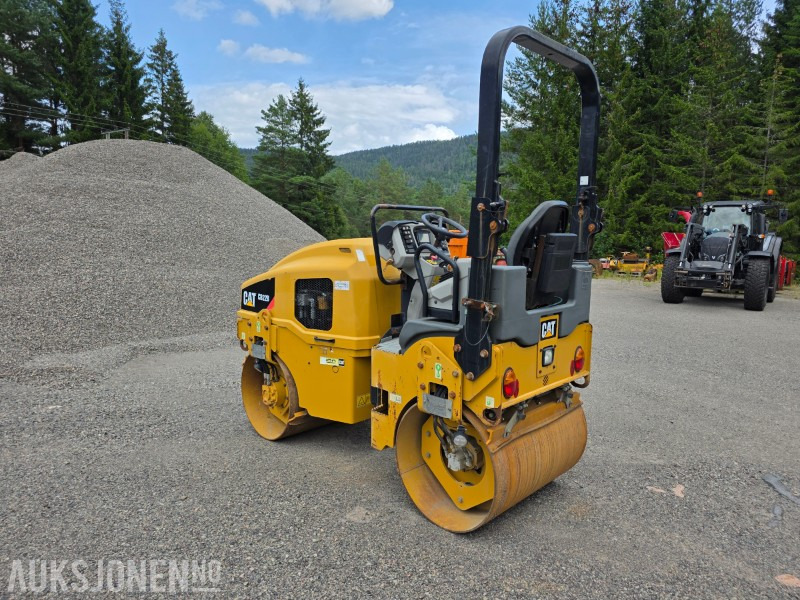 Cat CB22B Tandemvals - 2223 Arbeidstimer - 2490kg - Henger: 3 kép. Cat CB22B Tandemvals - 2223 Arbeidstimer - 2490kg - Henger: 3 kép.