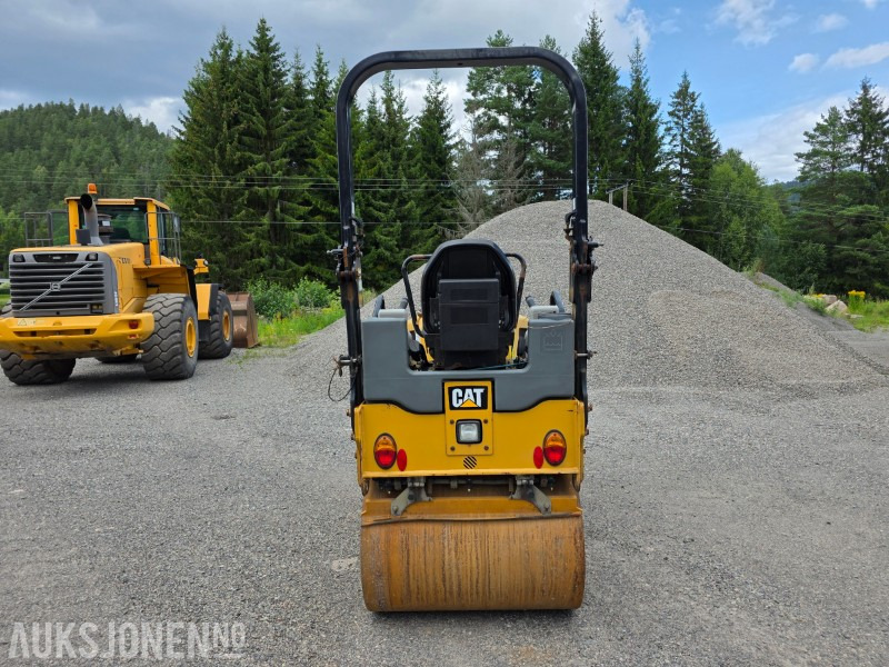 Cat CB22B Tandemvals - 2223 Arbeidstimer - 2490kg - Henger: 4 kép. Cat CB22B Tandemvals - 2223 Arbeidstimer - 2490kg - Henger: 4 kép.