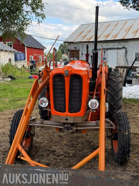 Fiat 411r med bakmontert skjær og frontlaster - Traktor: 4 kép. Fiat 411r med bakmontert skjær og frontlaster - Traktor: 4 kép.