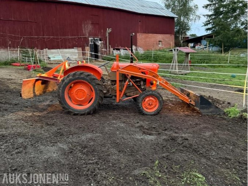Fiat 411r med bakmontert skjær og frontlaster - Traktor: 1 kép. Fiat 411r med bakmontert skjær og frontlaster - Traktor: 1 kép.