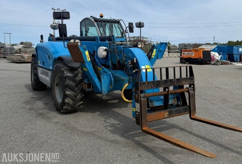 Genie GTH-4017 SX - Teleskoptruck - 4x4 med firehjulssving - Skuffe og pallegafler med hydraulisk bredding - Teleszkópos rakodó: 2 kép. Genie GTH-4017 SX - Teleskoptruck - 4x4 med firehjulssving - Skuffe og pallegafler med hydraulisk bredding - Teleszkópos rakodó: 2 kép.