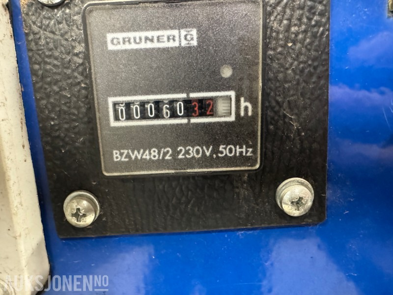 1990 Nødstrømsaggregat Ruggerini / Genetech 15 kVA – driftssikkert dieselaggregat - Ipari gép: 4 kép. 1990 Nødstrømsaggregat Ruggerini / Genetech 15 kVA – driftssikkert dieselaggregat - Ipari gép: 4 kép.