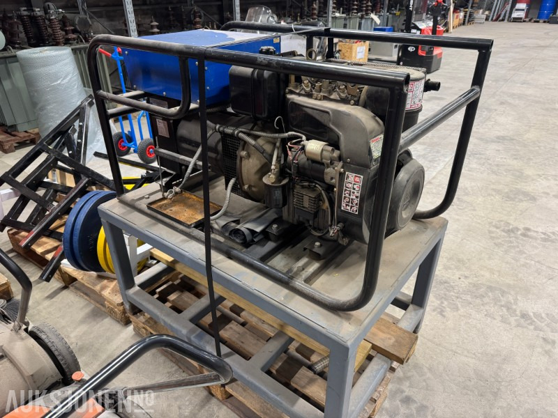 1990 Nødstrømsaggregat Ruggerini / Genetech 15 kVA – driftssikkert dieselaggregat - Ipari gép: 1 kép. 1990 Nødstrømsaggregat Ruggerini / Genetech 15 kVA – driftssikkert dieselaggregat - Ipari gép: 1 kép.