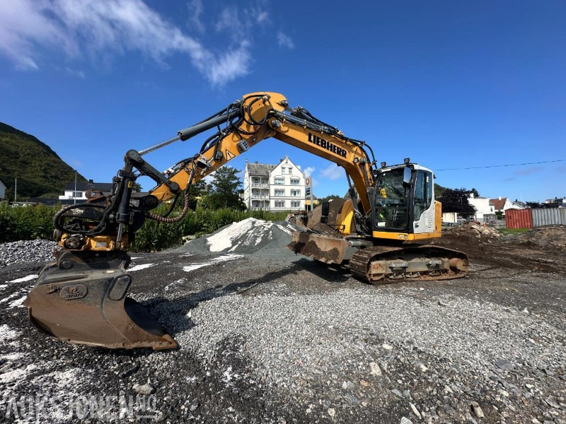Liebherr R914 STD Compact Litronic Beltegraver - 2932 Timer - Sentralsmøring - Novatron 3D GPS - Kamera - 4 Skuffer - Kotrógép: 1 kép. Liebherr R914 STD Compact Litronic Beltegraver - 2932 Timer - Sentralsmøring - Novatron 3D GPS - Kamera - 4 Skuffer - Kotrógép: 1 kép.