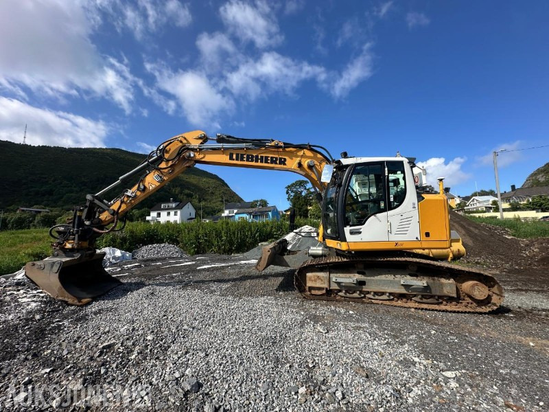 Liebherr R914 STD Compact Litronic Beltegraver - 2932 Timer - Sentralsmøring - Novatron 3D GPS - Kamera - 4 Skuffer - Kotrógép: 2 kép. Liebherr R914 STD Compact Litronic Beltegraver - 2932 Timer - Sentralsmøring - Novatron 3D GPS - Kamera - 4 Skuffer - Kotrógép: 2 kép.