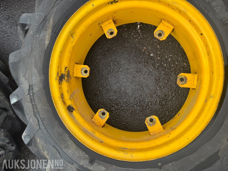 1 GoodYear 12.4-24 traktordekk med felg - Mezőgazdasági gépek: 4 kép. 1 GoodYear 12.4-24 traktordekk med felg - Mezőgazdasági gépek: 4 kép.