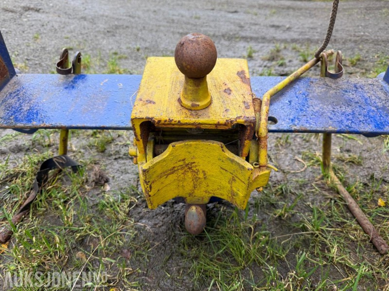 1990 Kombi-hengerfeste med kule og krok - Mezőgazdasági gépek: 1 kép. 1990 Kombi-hengerfeste med kule og krok - Mezőgazdasági gépek: 1 kép.