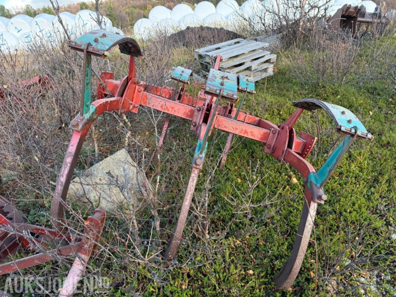 2002 Kverneland Kultivator - 5 Tinder - Mezőgazdasági gépek: 2 kép. 2002 Kverneland Kultivator - 5 Tinder - Mezőgazdasági gépek: 2 kép.