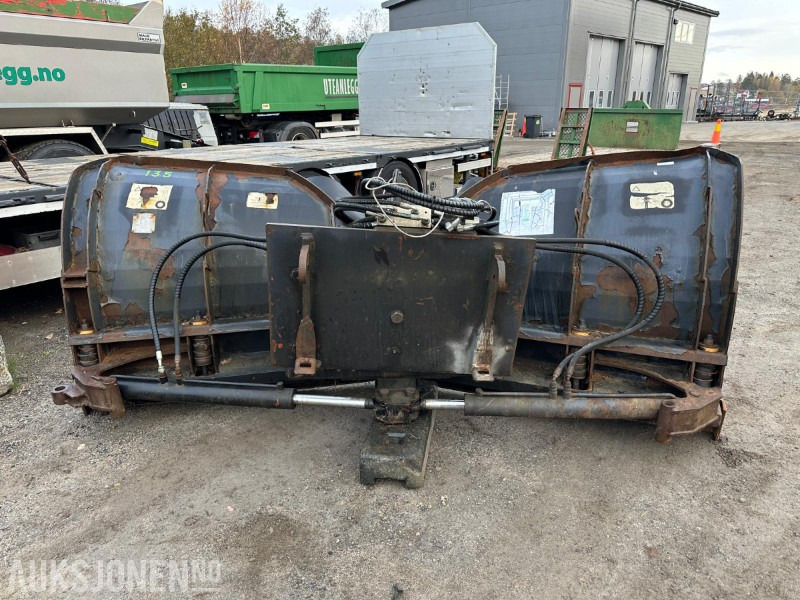 2003 -Tellefsdal brøyteskjær - V-plow high - HK - 3,1m – HMV feste – Repobjekt - Mezőgazdasági gépek: 3 kép. 2003 -Tellefsdal brøyteskjær - V-plow high - HK - 3,1m – HMV feste – Repobjekt - Mezőgazdasági gépek: 3 kép.