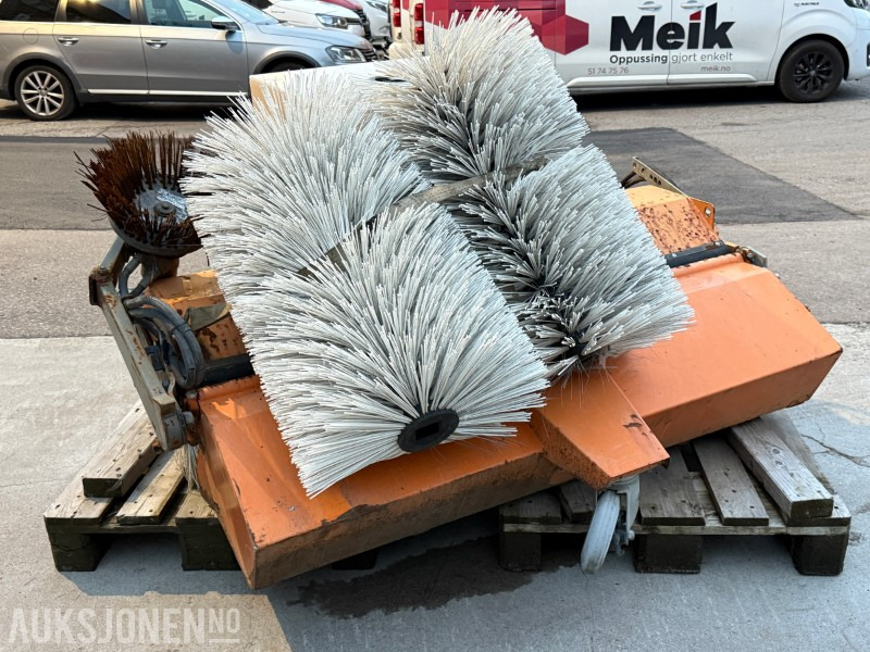 2007 Bema Kommunal-Dual feiekost med vanntank - Mezőgazdasági gépek: 4 kép. 2007 Bema Kommunal-Dual feiekost med vanntank - Mezőgazdasági gépek: 4 kép.