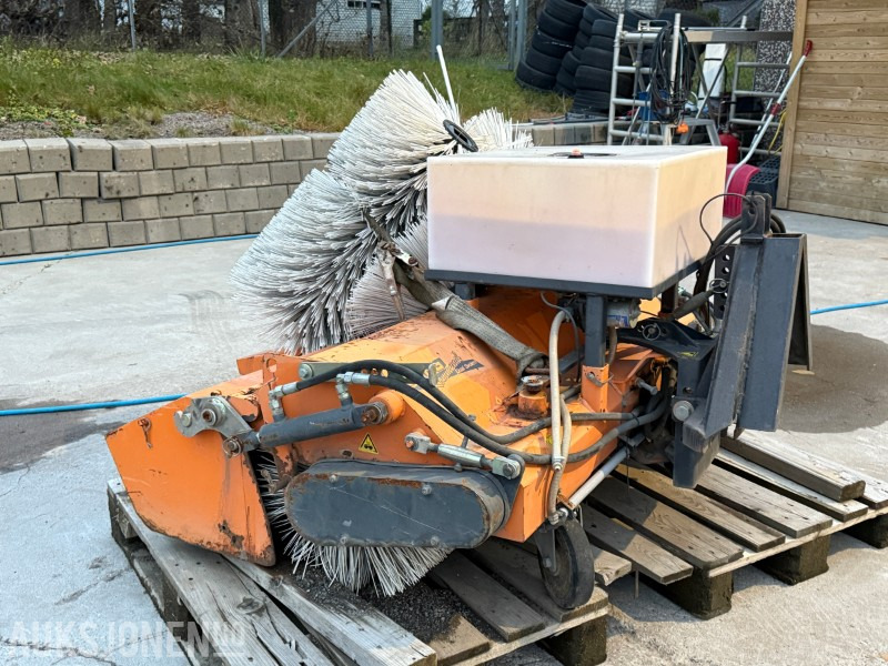 2007 Bema Kommunal-Dual feiekost med vanntank - Mezőgazdasági gépek: 2 kép. 2007 Bema Kommunal-Dual feiekost med vanntank - Mezőgazdasági gépek: 2 kép.