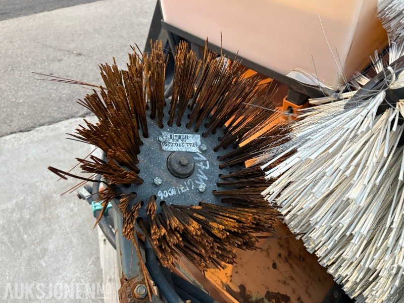 2007 Bema Kommunal-Dual feiekost med vanntank - Mezőgazdasági gépek: 5 kép. 2007 Bema Kommunal-Dual feiekost med vanntank - Mezőgazdasági gépek: 5 kép.