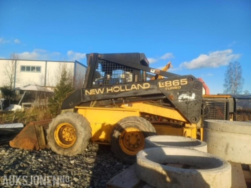 New Holland LX865 TURBO - Kompaktlaster - Mini homlokrakodó: 1 kép. New Holland LX865 TURBO - Kompaktlaster - Mini homlokrakodó: 1 kép.