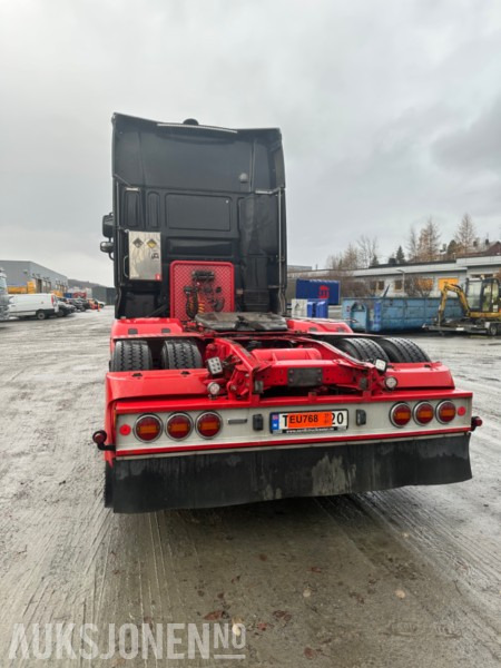 DAF XF 530 - Nyergesvontató: 4 kép. DAF XF 530 - Nyergesvontató: 4 kép.