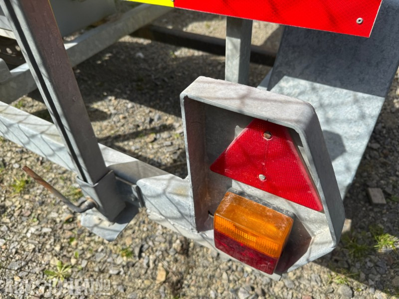 Skilthenger med skilt og varsellys - Építőipari berendezések: 5 kép. Skilthenger med skilt og varsellys - Építőipari berendezések: 5 kép.