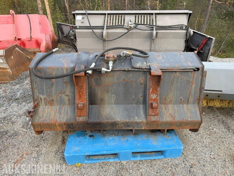 Strøskuffe traktor - Trima feste - Rakodókanál: 3 kép. Strøskuffe traktor - Trima feste - Rakodókanál: 3 kép.