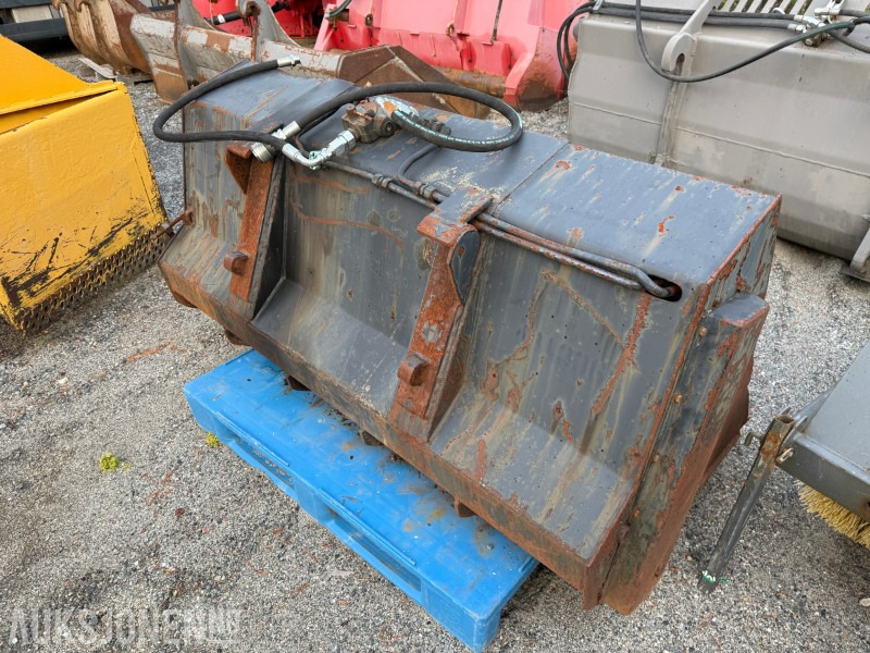 Strøskuffe traktor - Trima feste - Rakodókanál: 2 kép. Strøskuffe traktor - Trima feste - Rakodókanál: 2 kép.