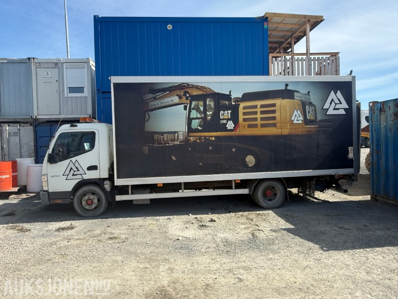 2006 Fuso Canter 7C14 Servicebil - REP-objekt - Bakløft - 260696 km - Teherautó: 2 kép. 2006 Fuso Canter 7C14 Servicebil - REP-objekt - Bakløft - 260696 km - Teherautó: 2 kép.