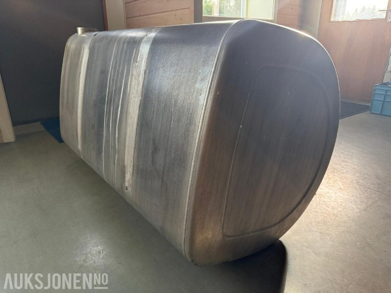 2023 Dieseltank 530 L 70x70x130 - Montert på Volvo FH 2023 D-Shaped - Teherautó: 1 kép. 2023 Dieseltank 530 L 70x70x130 - Montert på Volvo FH 2023 D-Shaped - Teherautó: 1 kép.