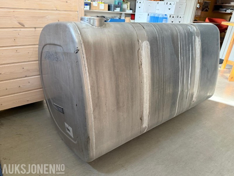 2023 Dieseltank 530 L 70x70x130 - Montert på Volvo FH 2023 D-Shaped - Teherautó: 2 kép. 2023 Dieseltank 530 L 70x70x130 - Montert på Volvo FH 2023 D-Shaped - Teherautó: 2 kép.