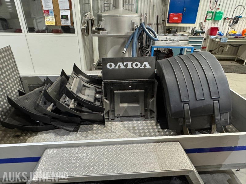 Volvo skjermsett til 4-akslet med trippel boggi - Teherautó: 1 kép. Volvo skjermsett til 4-akslet med trippel boggi - Teherautó: 1 kép.