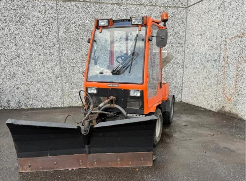 2002 Holder C240 Traktorregistrert redskapsbærer med 4x4 brøyteskjær og strøer - Többcélú/ Speciális jármű: 4 kép. 2002 Holder C240 Traktorregistrert redskapsbærer med 4x4 brøyteskjær og strøer - Többcélú/ Speciális jármű: 4 kép.