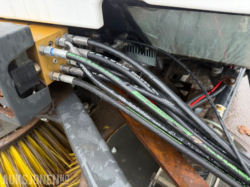 Többcélú/ Speciális jármű 2017 JOHNSTON C401 Kompaktfeiemaskin 5,6 m3: 16 kép. Többcélú/ Speciális jármű 2017 JOHNSTON C401 Kompaktfeiemaskin 5,6 m3: 16 kép.