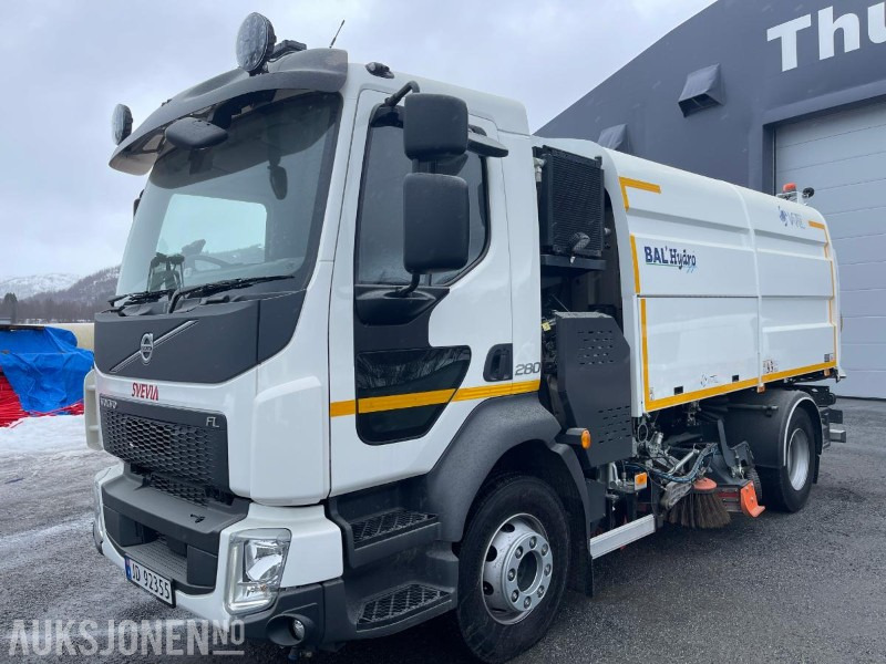 2023 Volvo FL 280 hk * BAL`Hydro Feiebil/Sweeper * Klar for sesongen * 2500 Km * Leveres med ny Eu kontroll * - Többcélú/ Speciális jármű: 1 kép. 2023 Volvo FL 280 hk * BAL`Hydro Feiebil/Sweeper * Klar for sesongen * 2500 Km * Leveres med ny Eu kontroll * - Többcélú/ Speciális jármű: 1 kép.