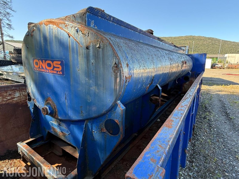Vanntank på krokløftramme - Építőipari berendezések: 1 kép. Vanntank på krokløftramme - Építőipari berendezések: 1 kép.