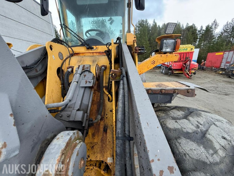 Gumikerekes homlokrakodó Volvo L110E Hjullaster: 12 kép. Gumikerekes homlokrakodó Volvo L110E Hjullaster: 12 kép.