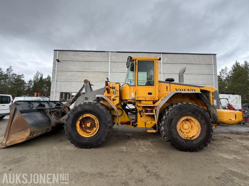 Volvo L110E Hjullaster - Gumikerekes homlokrakodó: 2 kép. Volvo L110E Hjullaster - Gumikerekes homlokrakodó: 2 kép.