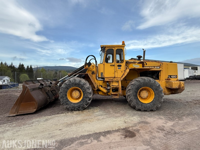 Volvo L120 Hjullaster - 4x4 - Gjerstad 2900L skuff - Nylig byttet dekk - Vekt montert - Gumikerekes homlokrakodó: 3 kép. Volvo L120 Hjullaster - 4x4 - Gjerstad 2900L skuff - Nylig byttet dekk - Vekt montert - Gumikerekes homlokrakodó: 3 kép.