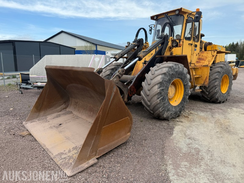 Volvo L120 Hjullaster - 4x4 - Gjerstad 2900L skuff - Nylig byttet dekk - Vekt montert - Gumikerekes homlokrakodó: 2 kép. Volvo L120 Hjullaster - 4x4 - Gjerstad 2900L skuff - Nylig byttet dekk - Vekt montert - Gumikerekes homlokrakodó: 2 kép.
