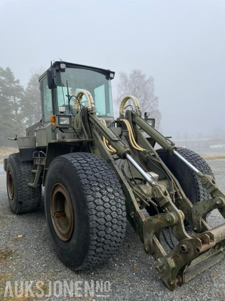 Volvo L120B hjullaster 1999 - Gumikerekes homlokrakodó: 2 kép. Volvo L120B hjullaster 1999 - Gumikerekes homlokrakodó: 2 kép.