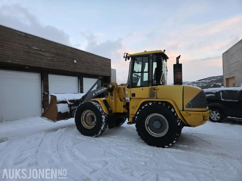 Volvo L45B Hjullaster - Gumikerekes homlokrakodó: 2 kép. Volvo L45B Hjullaster - Gumikerekes homlokrakodó: 2 kép.