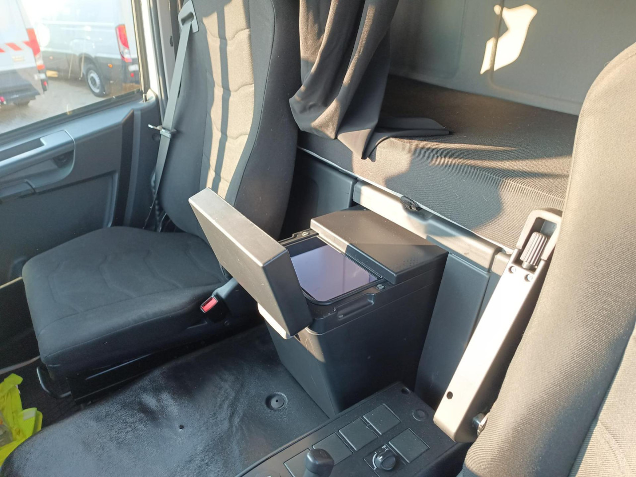 IVECO Eurocargo 140E25P - Platós teherautó: 4 kép. IVECO Eurocargo 140E25P - Platós teherautó: 4 kép.