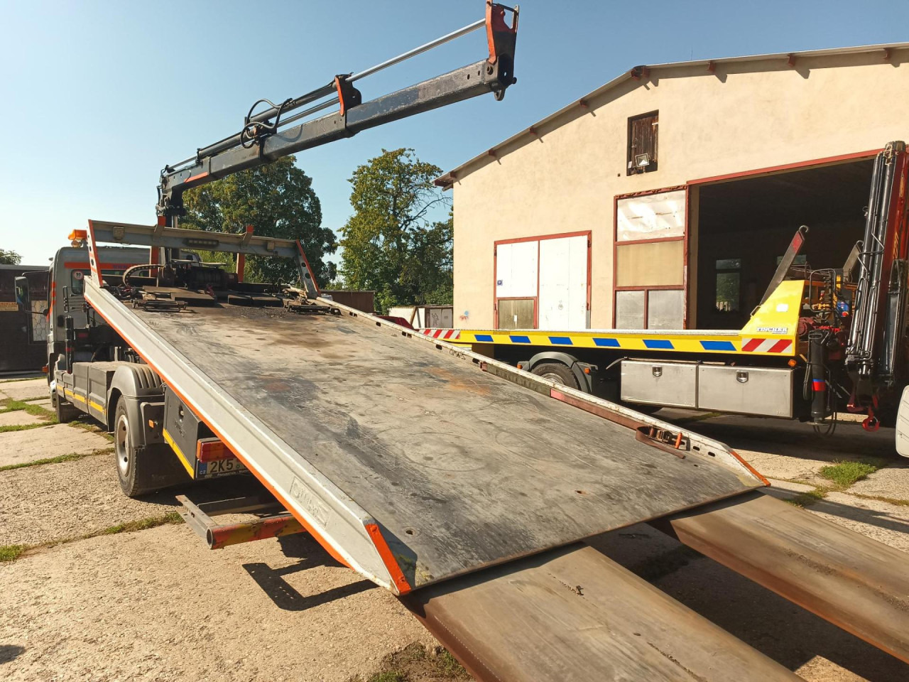 MERCEDES-BENZ Atego 1323 L - Dobozos felépítményű teherautó: 2 kép. MERCEDES-BENZ Atego 1323 L - Dobozos felépítményű teherautó: 2 kép.