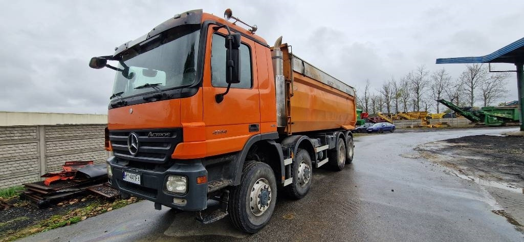 Mercedes-Benz Actros 4144 - Billenőplatós teherautó: 2 kép. Mercedes-Benz Actros 4144 - Billenőplatós teherautó: 2 kép.