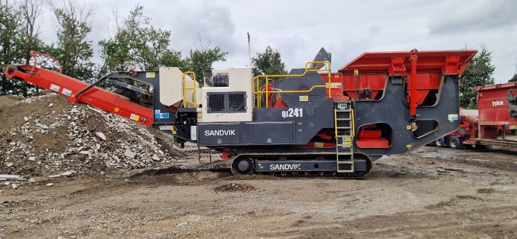 Sandvik QJ 241 - Mobil törőgép: 3 kép. Sandvik QJ 241 - Mobil törőgép: 3 kép.