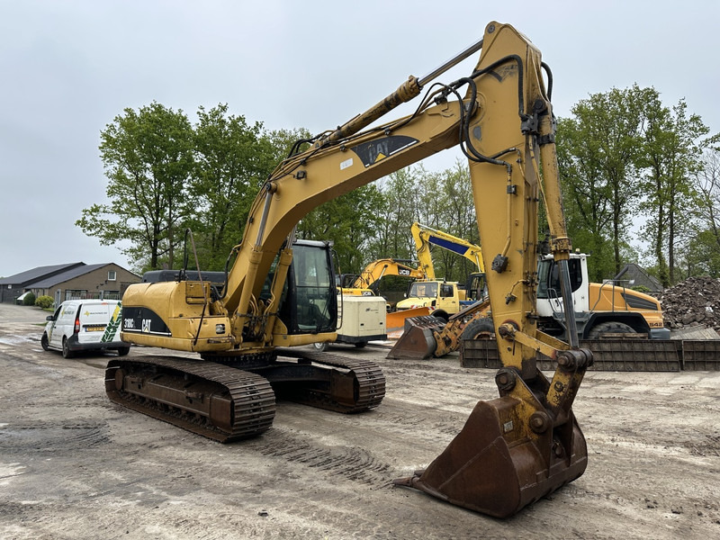 Caterpillar 318 CL (not 320CL - 325CL) - Lánctalpas kotró: 2 kép. Caterpillar 318 CL (not 320CL - 325CL) - Lánctalpas kotró: 2 kép.