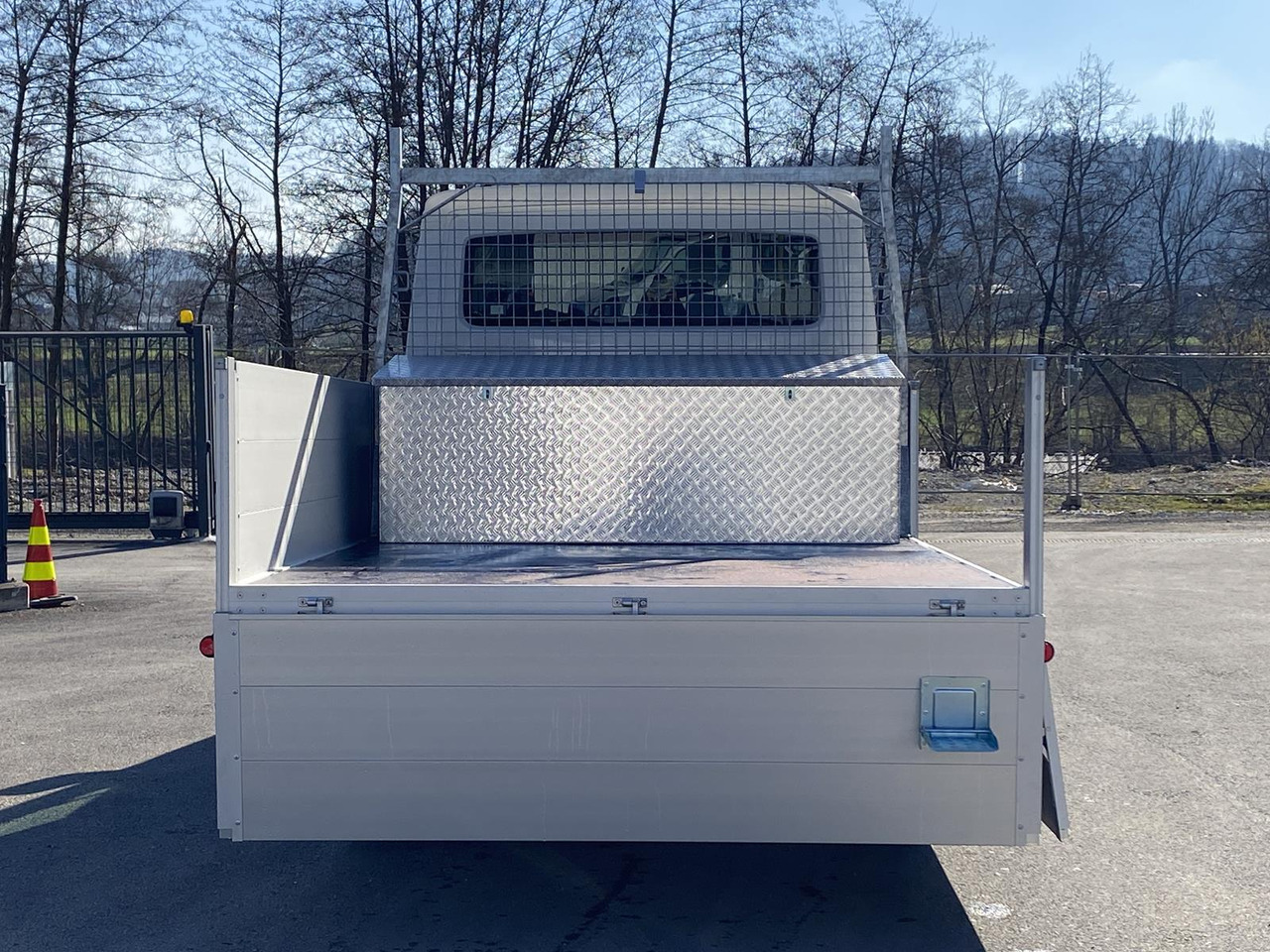 Platós kisteherautó MAN TGE 3.180 DOKA 1+6 3640MM | OFFENE PRITSCHE + ALU KOFFER AUF DER PRITSCHE: 17 kép.