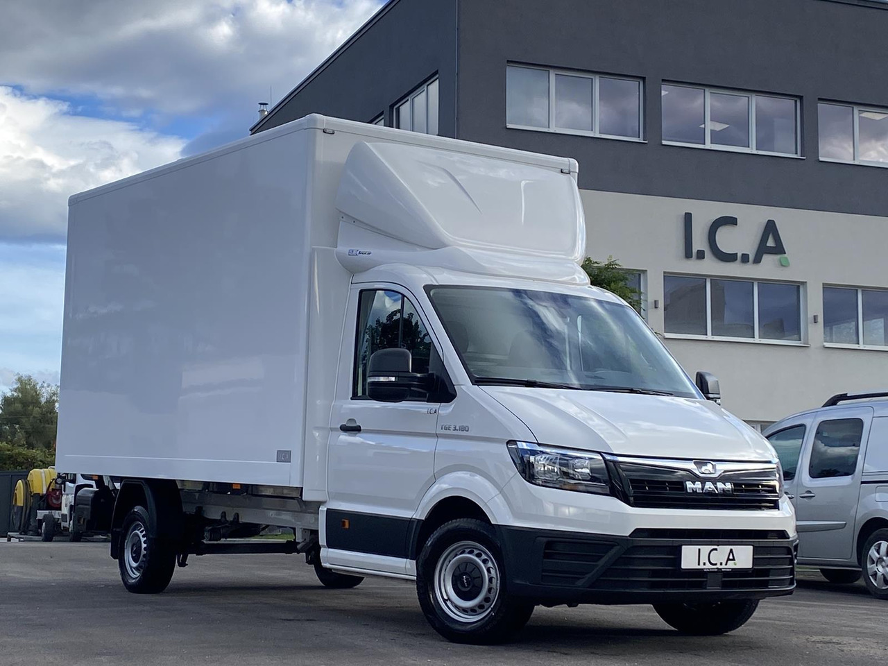 MAN TGE 3.180 RS4490 1+2, 180PS, 2.0L | ALU-BOX 4200mm + LADERAMPE - Dobozos kisteherautó: 2 kép. MAN TGE 3.180 RS4490 1+2, 180PS, 2.0L | ALU-BOX 4200mm + LADERAMPE - Dobozos kisteherautó: 2 kép.
