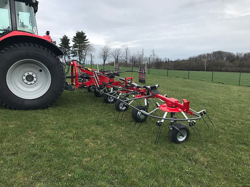 Massey Ferguson MF TD 868 DN / FELLA SANOS 8608 DN - Szénaforgató: 4 kép. Massey Ferguson MF TD 868 DN / FELLA SANOS 8608 DN - Szénaforgató: 4 kép.