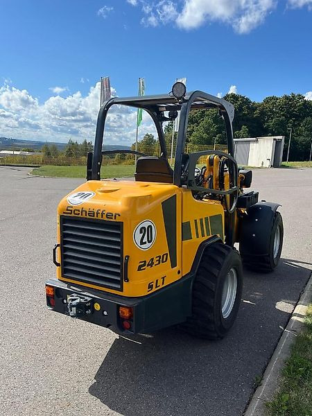 Schäffer 2430 SLT - Gumikerekes homlokrakodó: 3 kép. Schäffer 2430 SLT - Gumikerekes homlokrakodó: 3 kép.