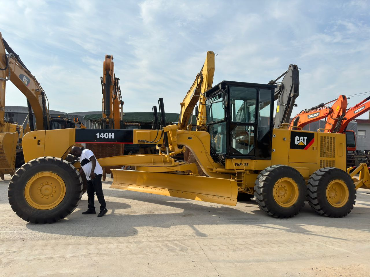 Caterpillar CAT 140H 140K Grader Secondhand High Quality Used Motor Grader for Sale - Gréder: 2 kép. Caterpillar CAT 140H 140K Grader Secondhand High Quality Used Motor Grader for Sale - Gréder: 2 kép.
