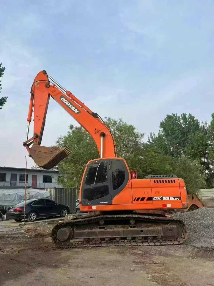 Doosan Used Excavator 225 DX225 DX300 DH150 DX300 DX420 DX520 for Sale - Lánctalpas kotró: 2 kép. Doosan Used Excavator 225 DX225 DX300 DH150 DX300 DX420 DX520 for Sale - Lánctalpas kotró: 2 kép.