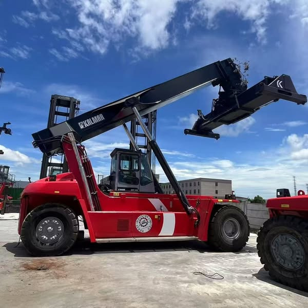 KALMAR 45 Ton Kalmar Reach Stacker DRD450 DRF450 DRT450 Telescopic Handler DRT450 and Sany Liugong Reach Stackers Lifting Reach Stacker Forklift - Konténerrakodó: 1 kép. KALMAR 45 Ton Kalmar Reach Stacker DRD450 DRF450 DRT450 Telescopic Handler DRT450 and Sany Liugong Reach Stackers Lifting Reach Stacker Forklift - Konténerrakodó: 1 kép.
