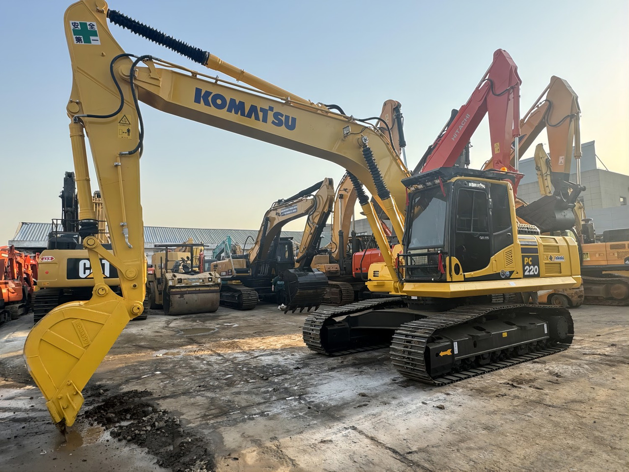 Komatsu PC220 PC210 PC200 Used Excavator Hydraulic Crawler in Good Price - Lánctalpas kotró: 5 kép. Komatsu PC220 PC210 PC200 Used Excavator Hydraulic Crawler in Good Price - Lánctalpas kotró: 5 kép.