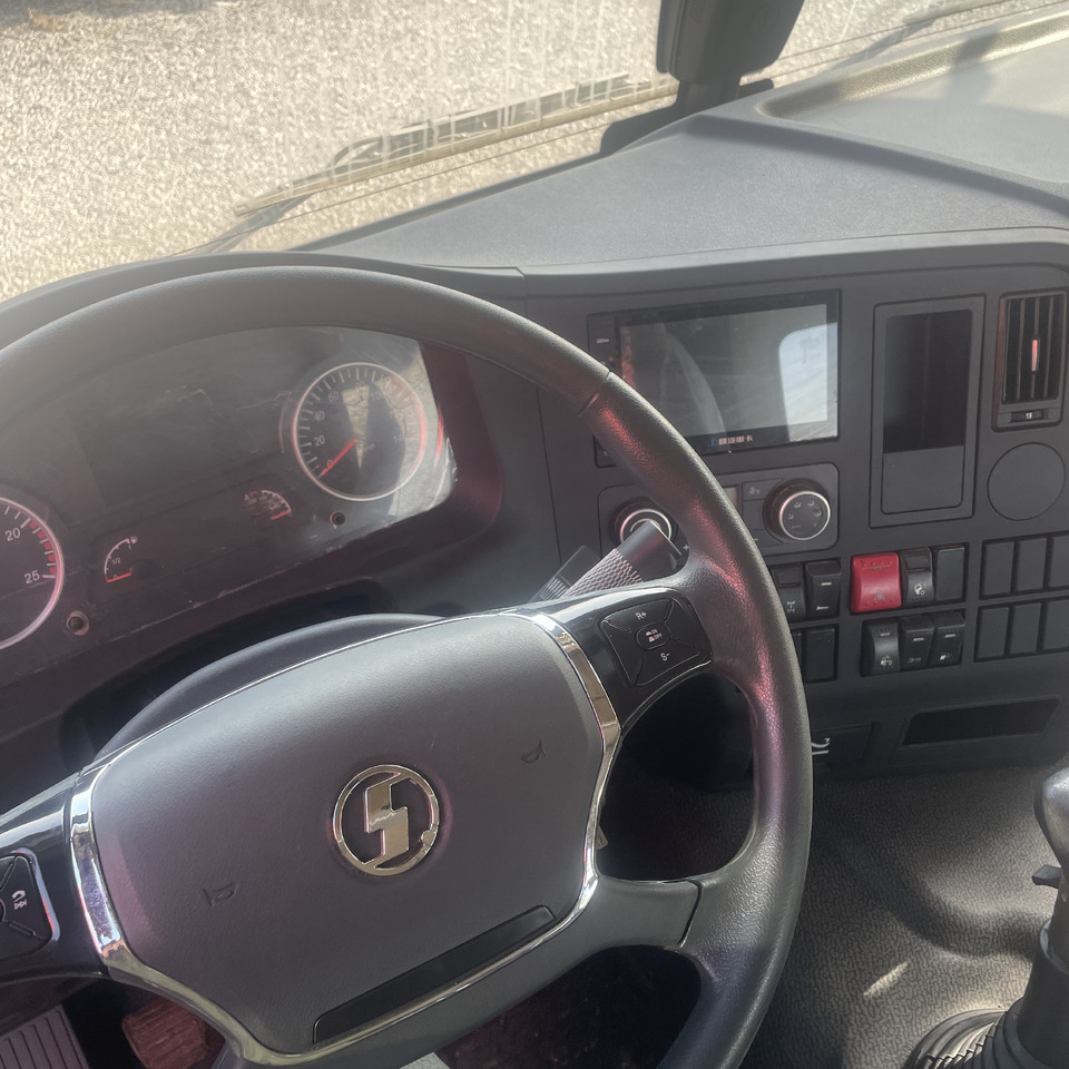 Nyergesvontató Shacman Slightly Used X3000 X5000 (6*4) Semi Truck Head Tractor Head Tipper Head: 8 kép. Nyergesvontató Shacman Slightly Used X3000 X5000 (6*4) Semi Truck Head Tractor Head Tipper Head: 8 kép.