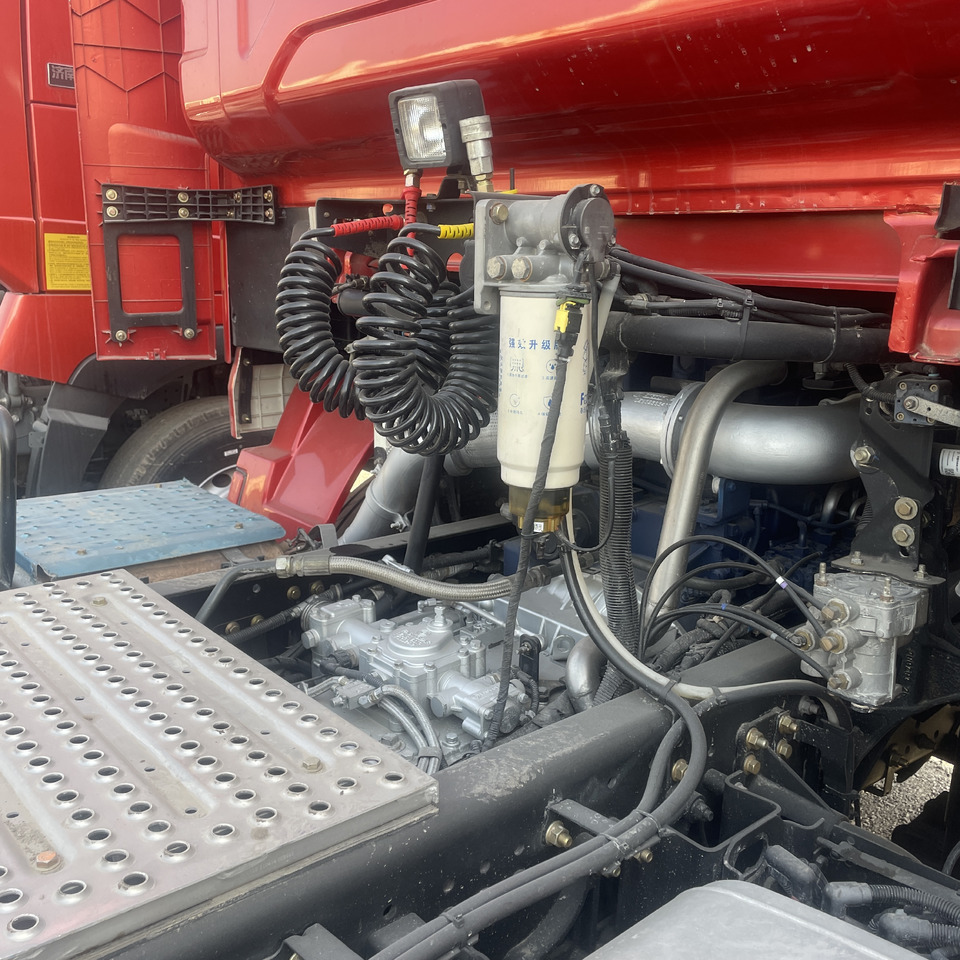 Nyergesvontató Shacman Slightly Used X3000 X5000 (6*4) Semi Truck Head Tractor Head Tipper Head: 10 kép. Nyergesvontató Shacman Slightly Used X3000 X5000 (6*4) Semi Truck Head Tractor Head Tipper Head: 10 kép.